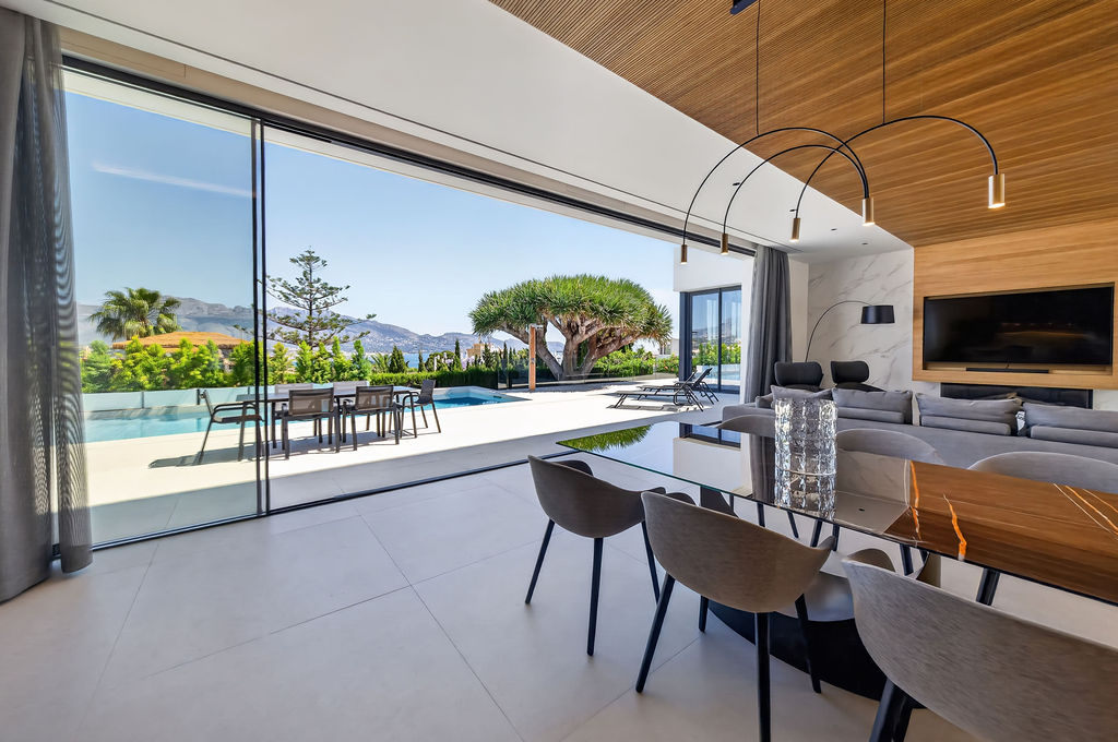 Luxury Villa with Panoramic Sea Views near the Heart of Albir