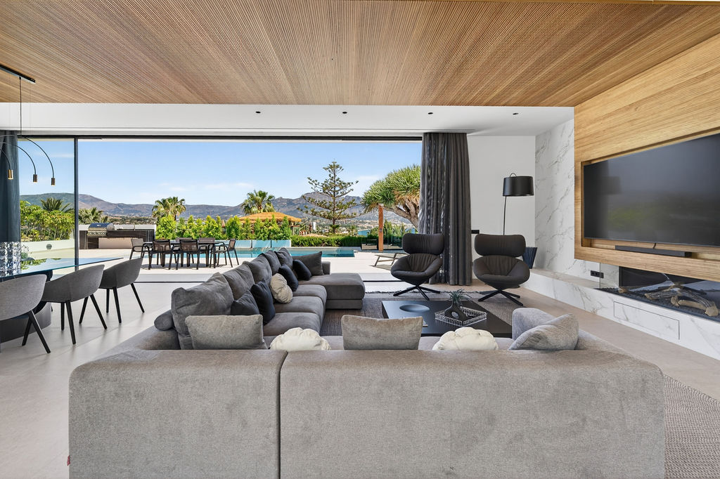 Luxury Villa with Panoramic Sea Views near the Heart of Albir