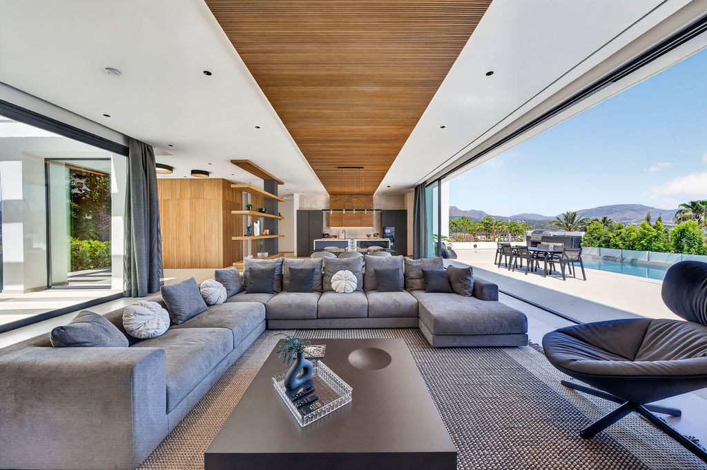 Luxury Villa with Panoramic Sea Views near the Heart of Albir