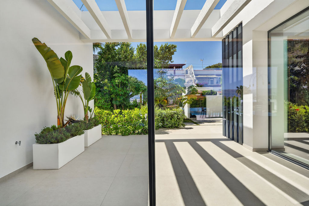 Luxury Villa with Panoramic Sea Views near the Heart of Albir