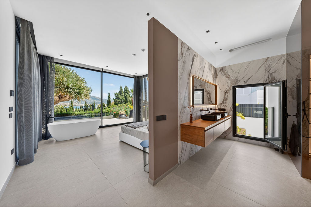 Luxury Villa with Panoramic Sea Views near the Heart of Albir
