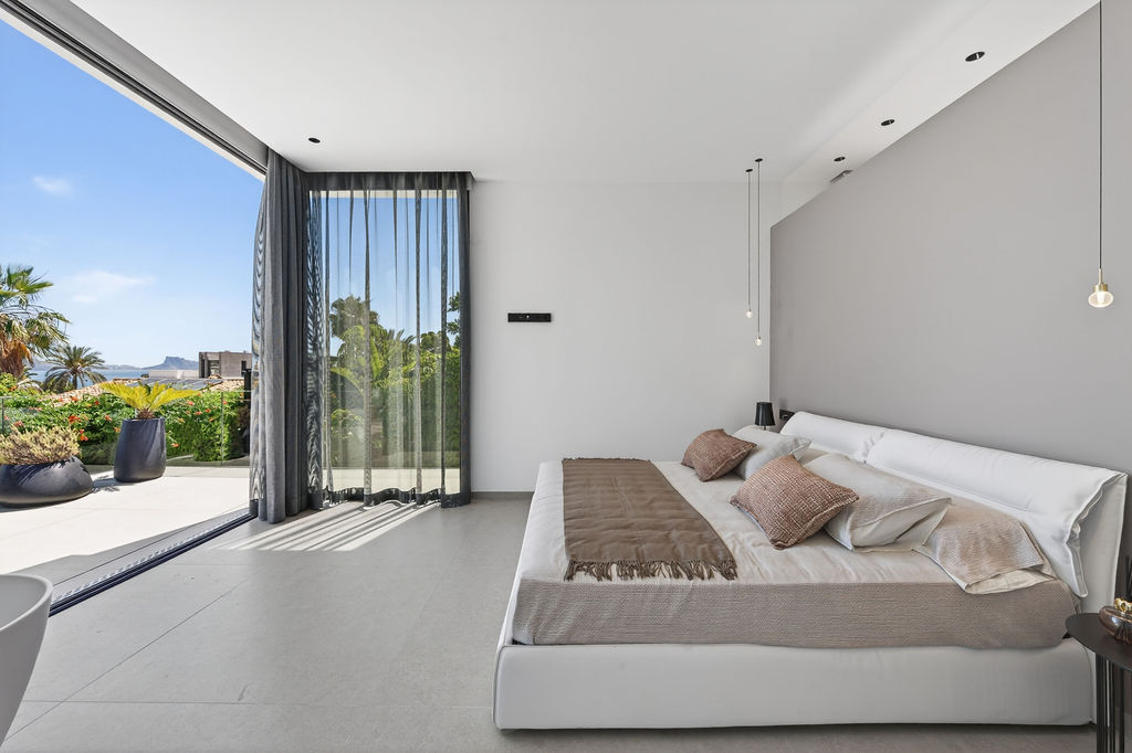 Luxury Villa with Panoramic Sea Views near the Heart of Albir