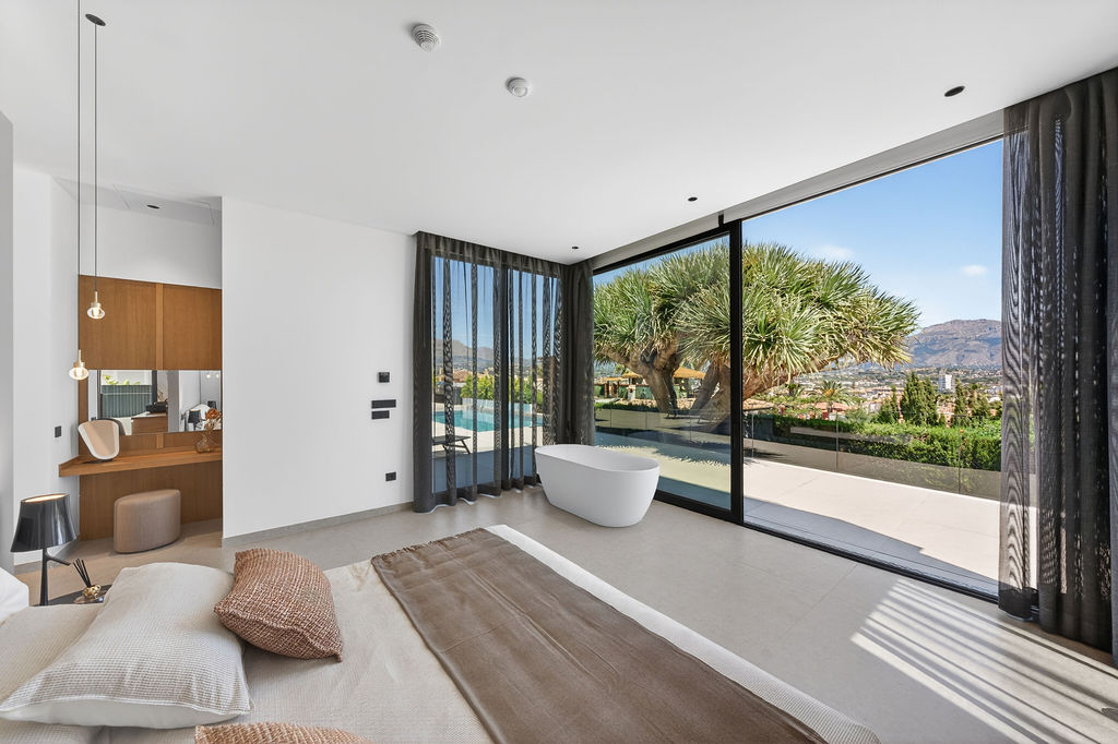 Luxury Villa with Panoramic Sea Views near the Heart of Albir