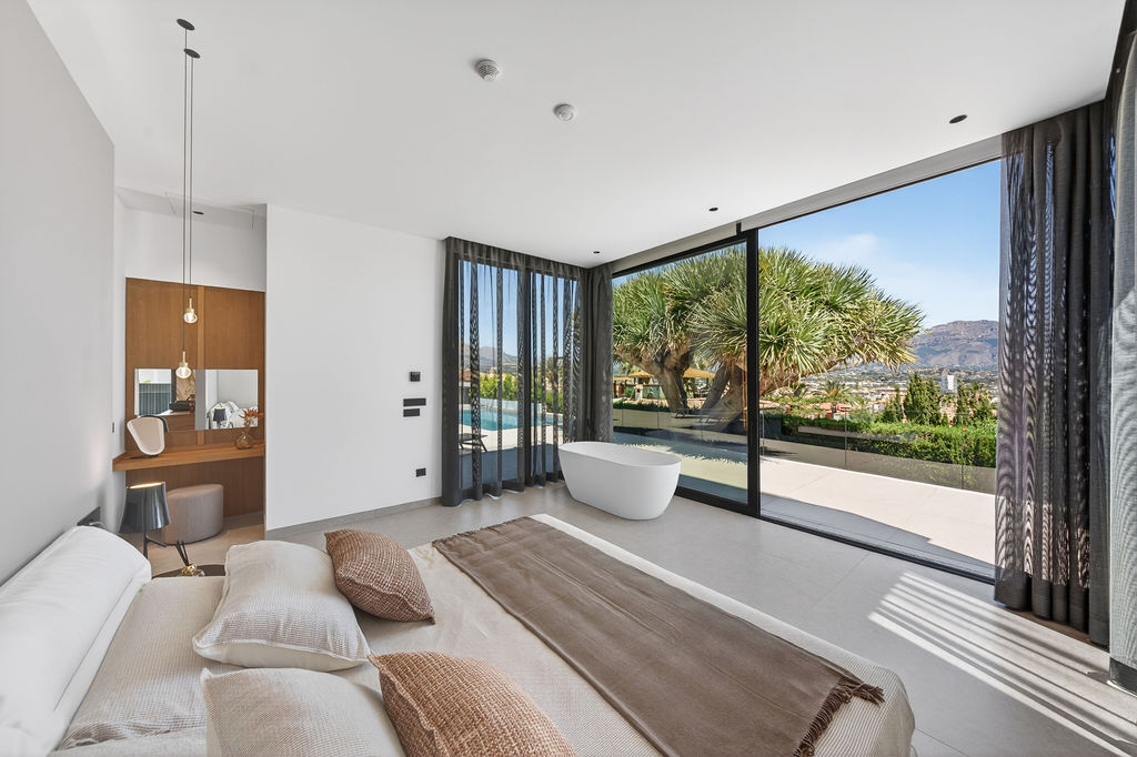 Luxury Villa with Panoramic Sea Views near the Heart of Albir
