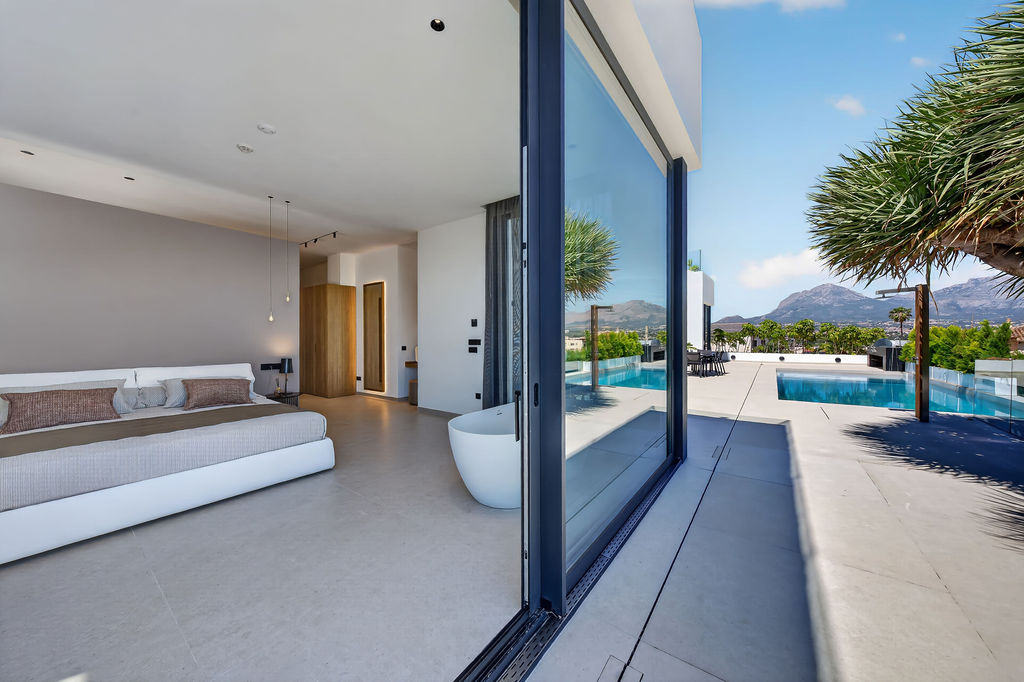 Luxury Villa with Panoramic Sea Views near the Heart of Albir