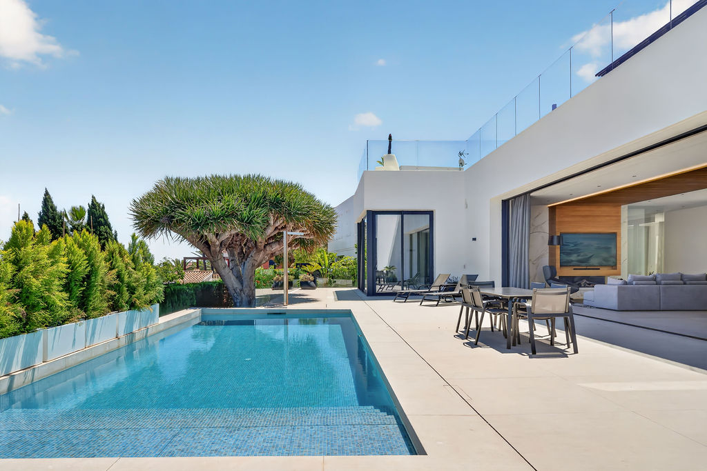 Luxury Villa with Panoramic Sea Views near the Heart of Albir