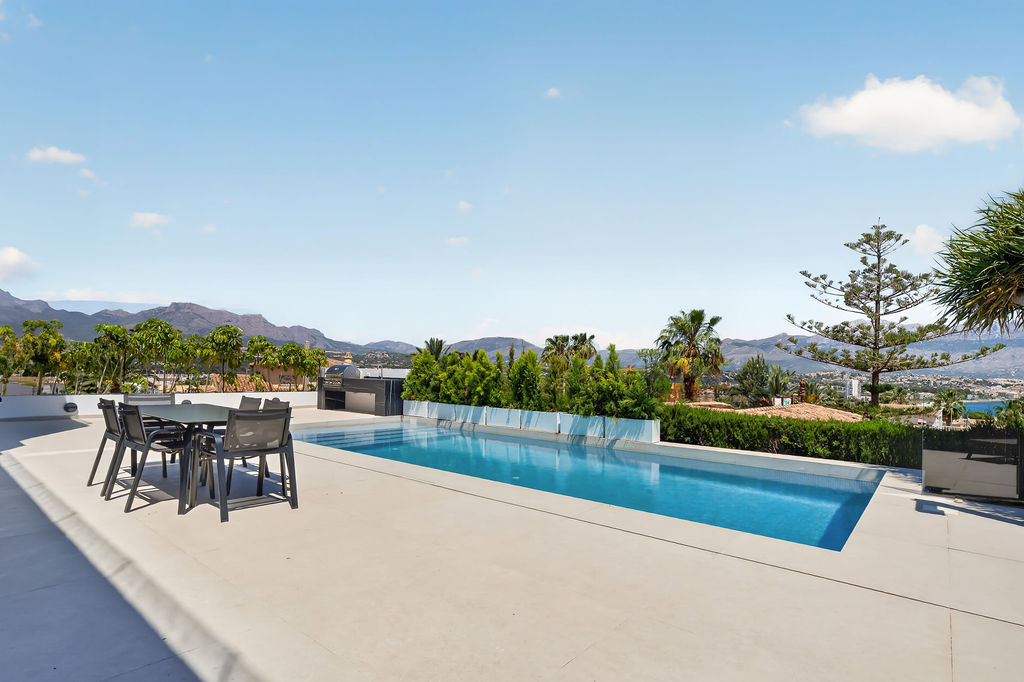 Luxury Villa with Panoramic Sea Views near the Heart of Albir