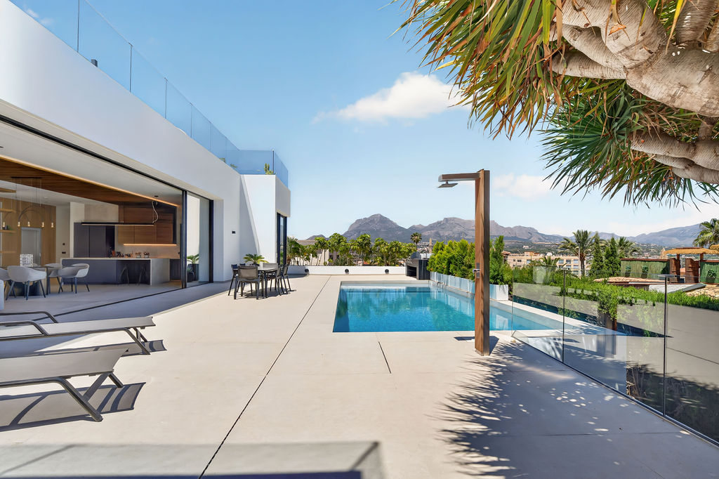 Luxury Villa with Panoramic Sea Views near the Heart of Albir