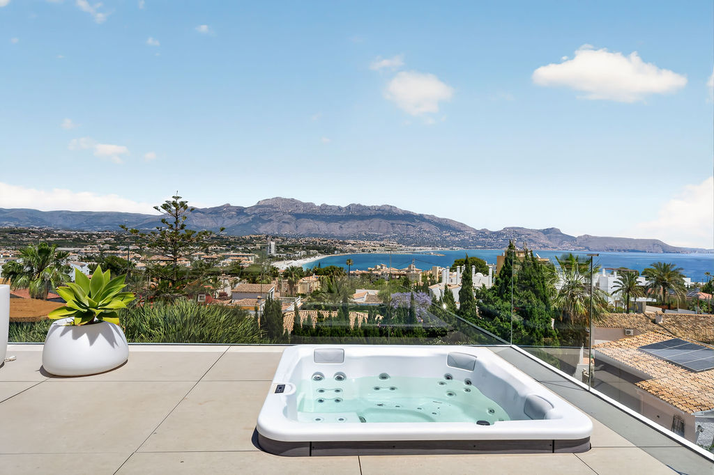 Luxury Villa with Panoramic Sea Views near the Heart of Albir