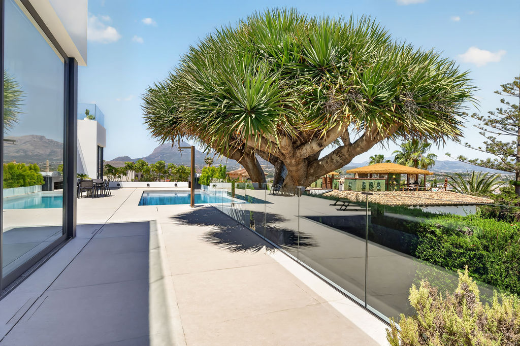 Luxury Villa with Panoramic Sea Views near the Heart of Albir