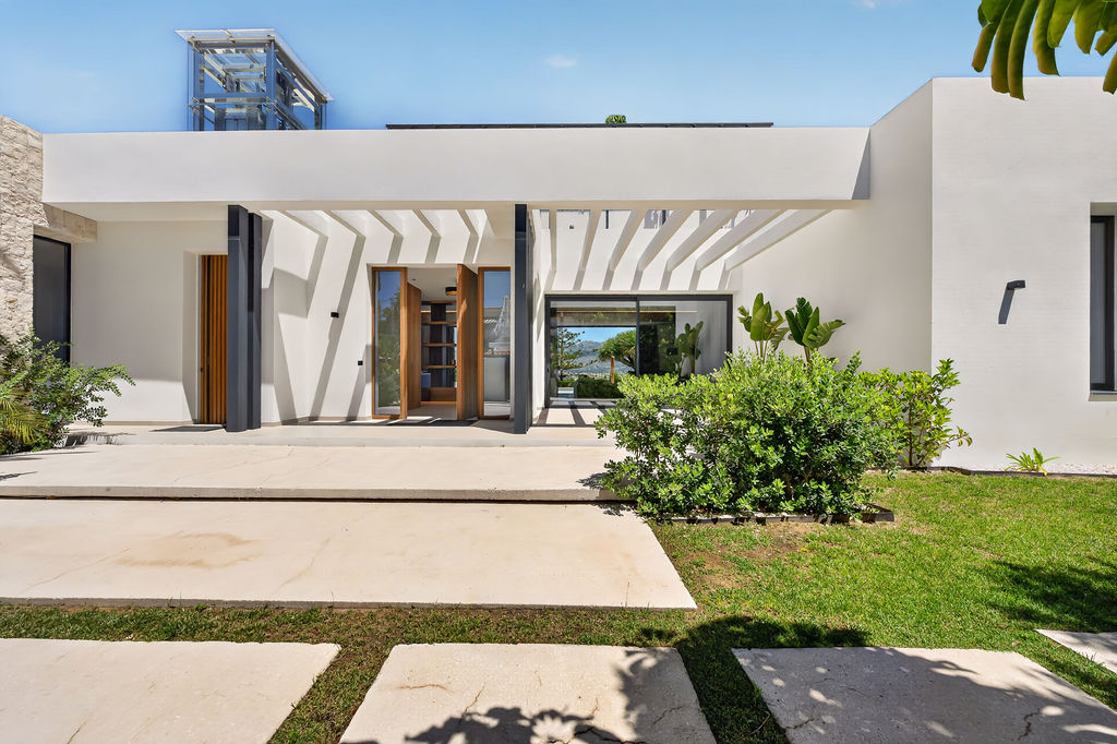 Luxury Villa with Panoramic Sea Views near the Heart of Albir