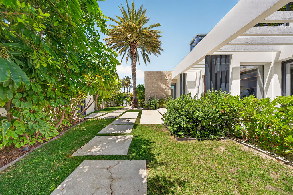 Luxury Villa with Panoramic Sea Views near the Heart of Albir