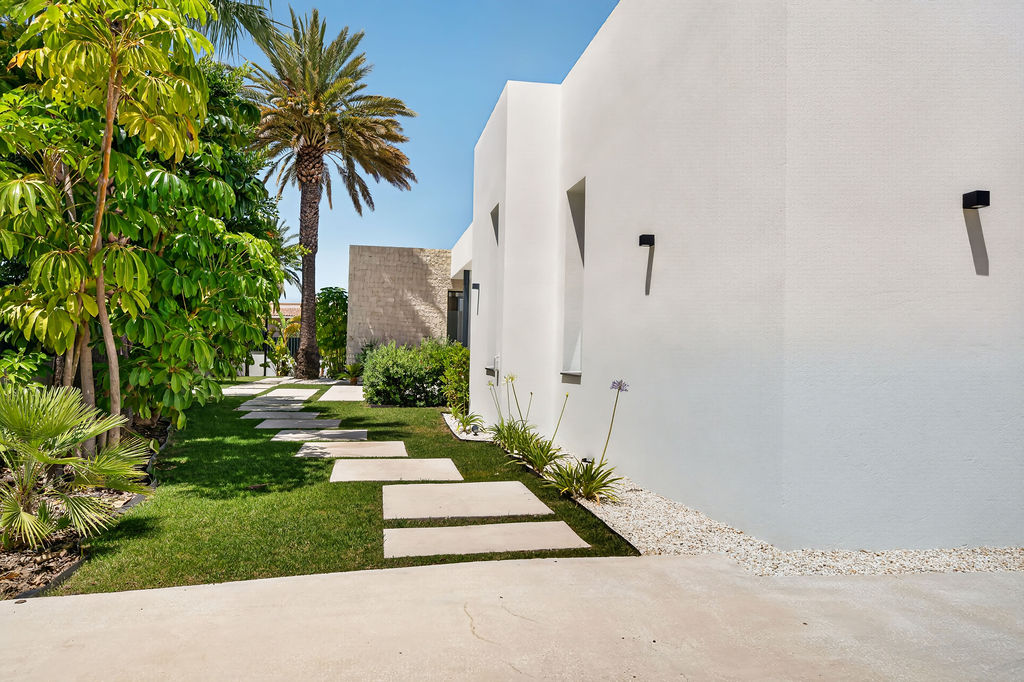 Luxury Villa with Panoramic Sea Views near the Heart of Albir