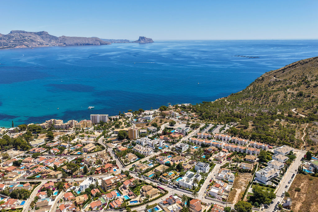 Luxury Villa with Panoramic Sea Views near the Heart of Albir