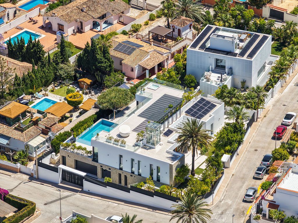 Luxury Villa with Panoramic Sea Views near the Heart of Albir