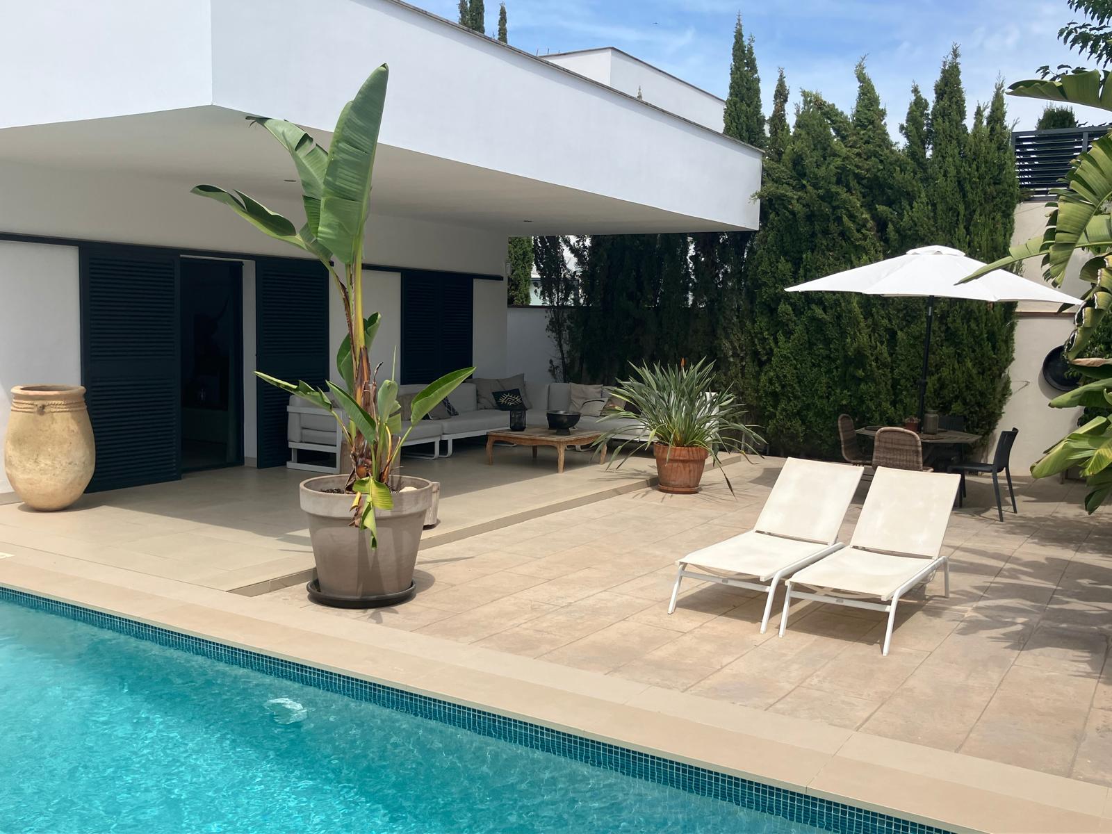 Elegant Single-Level Villa with Private Pool in a Peaceful Residential Setting