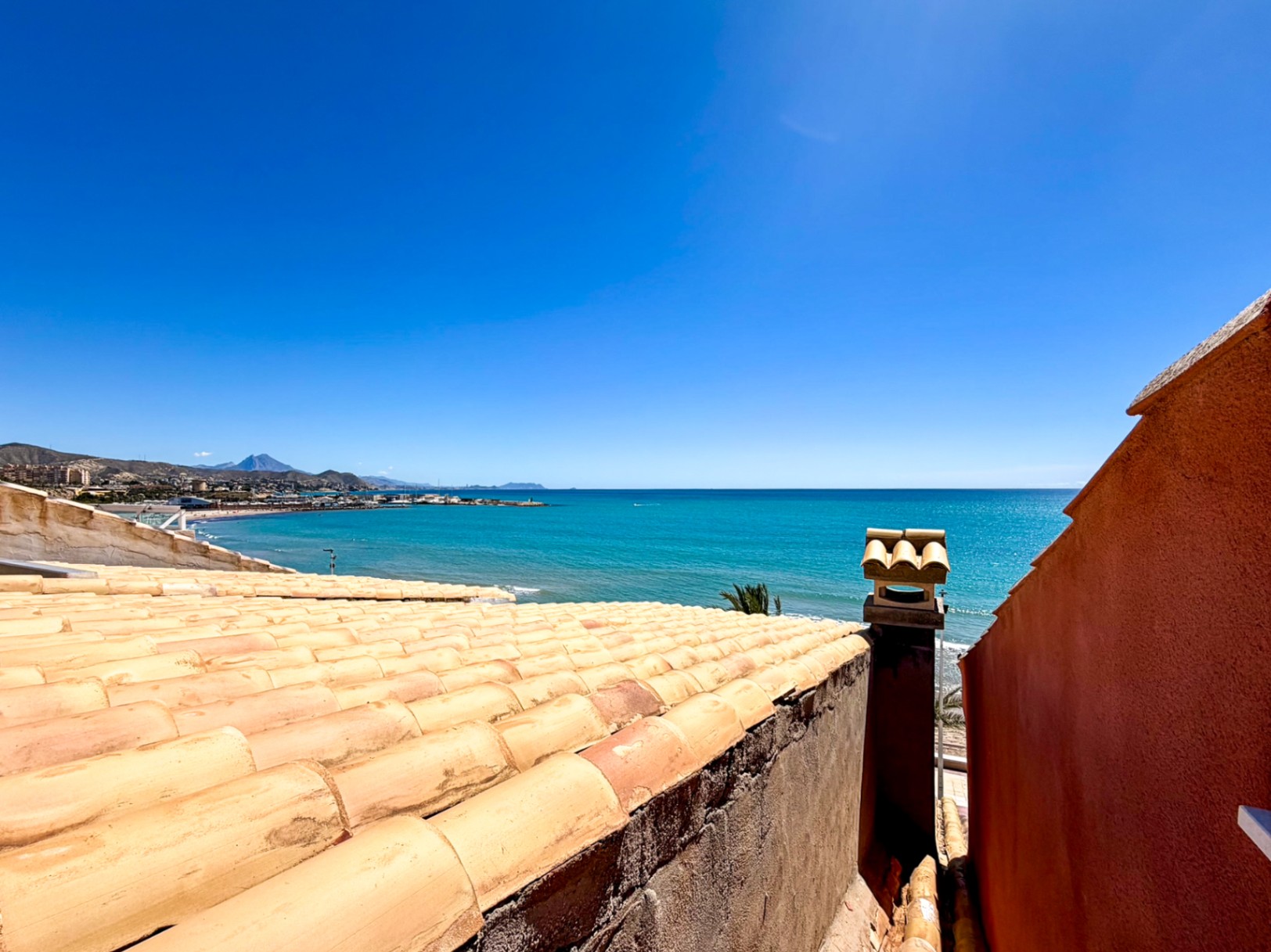 Exclusive Frontline Residence in El Campello