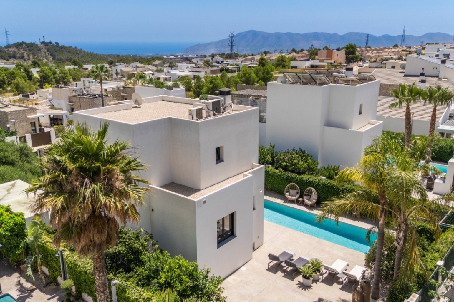 1422DR - Villa avec vue sur la mer, cinq chambres et un emplacement calme à Polop.