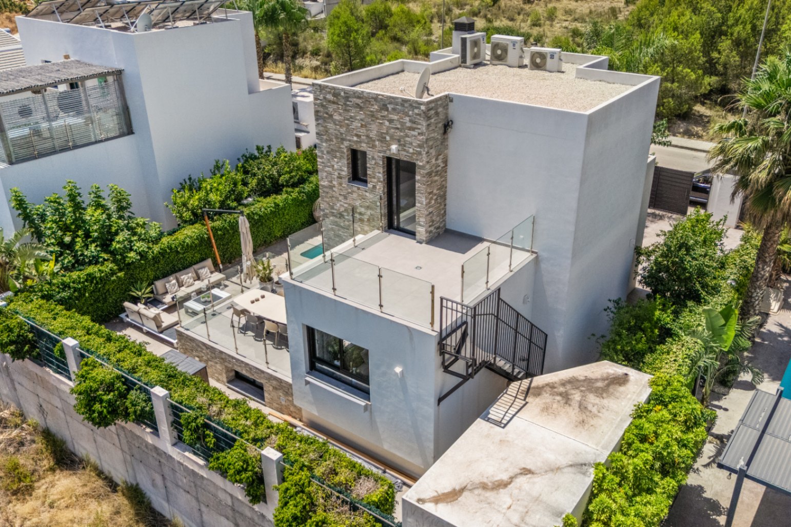 1422DR - Villa avec vue sur la mer, cinq chambres et un emplacement calme à Polop.
