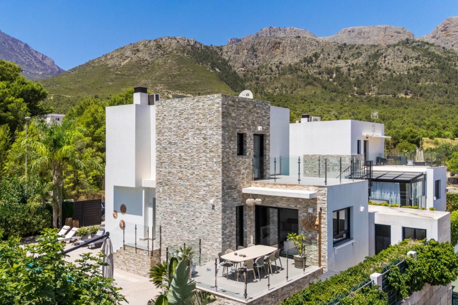 1422DR - Villa avec vue sur la mer, cinq chambres et un emplacement calme à Polop.
