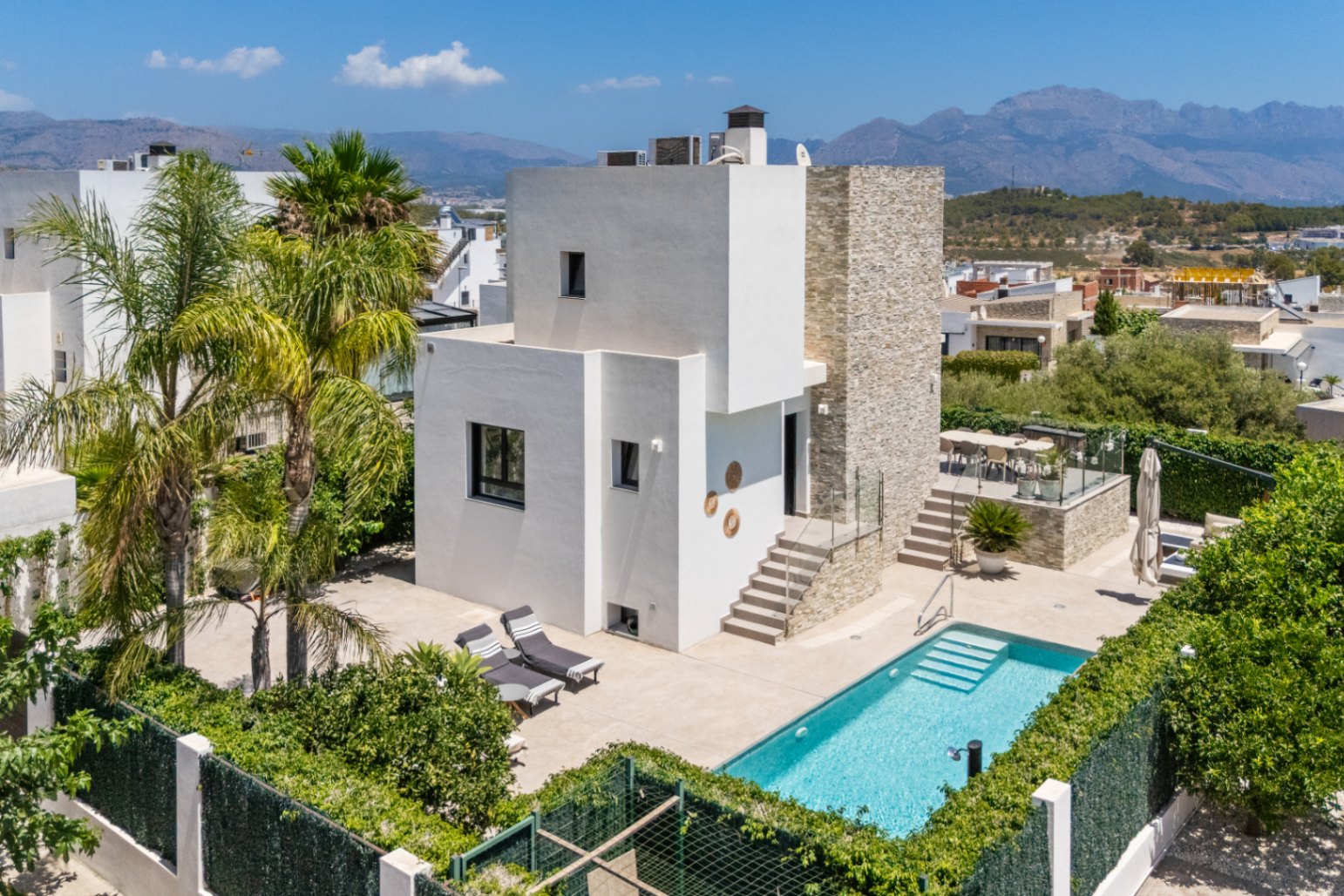 1422DR - Villa avec vue sur la mer, cinq chambres et un emplacement calme à Polop.
