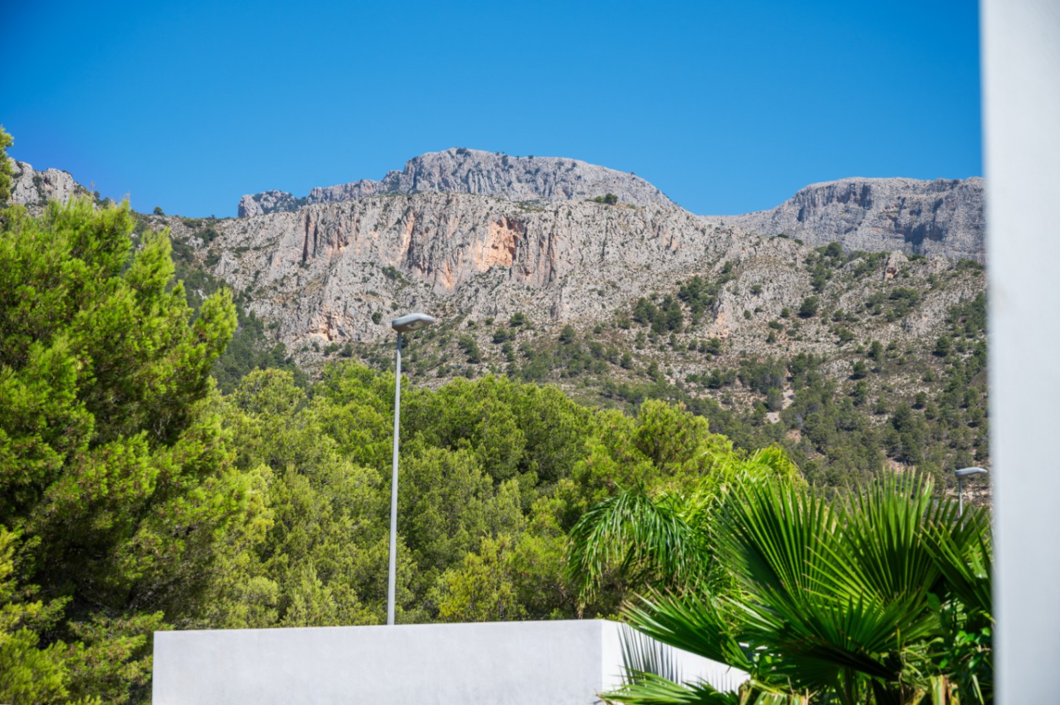 1422DR - Villa avec vue sur la mer, cinq chambres et un emplacement calme à Polop.