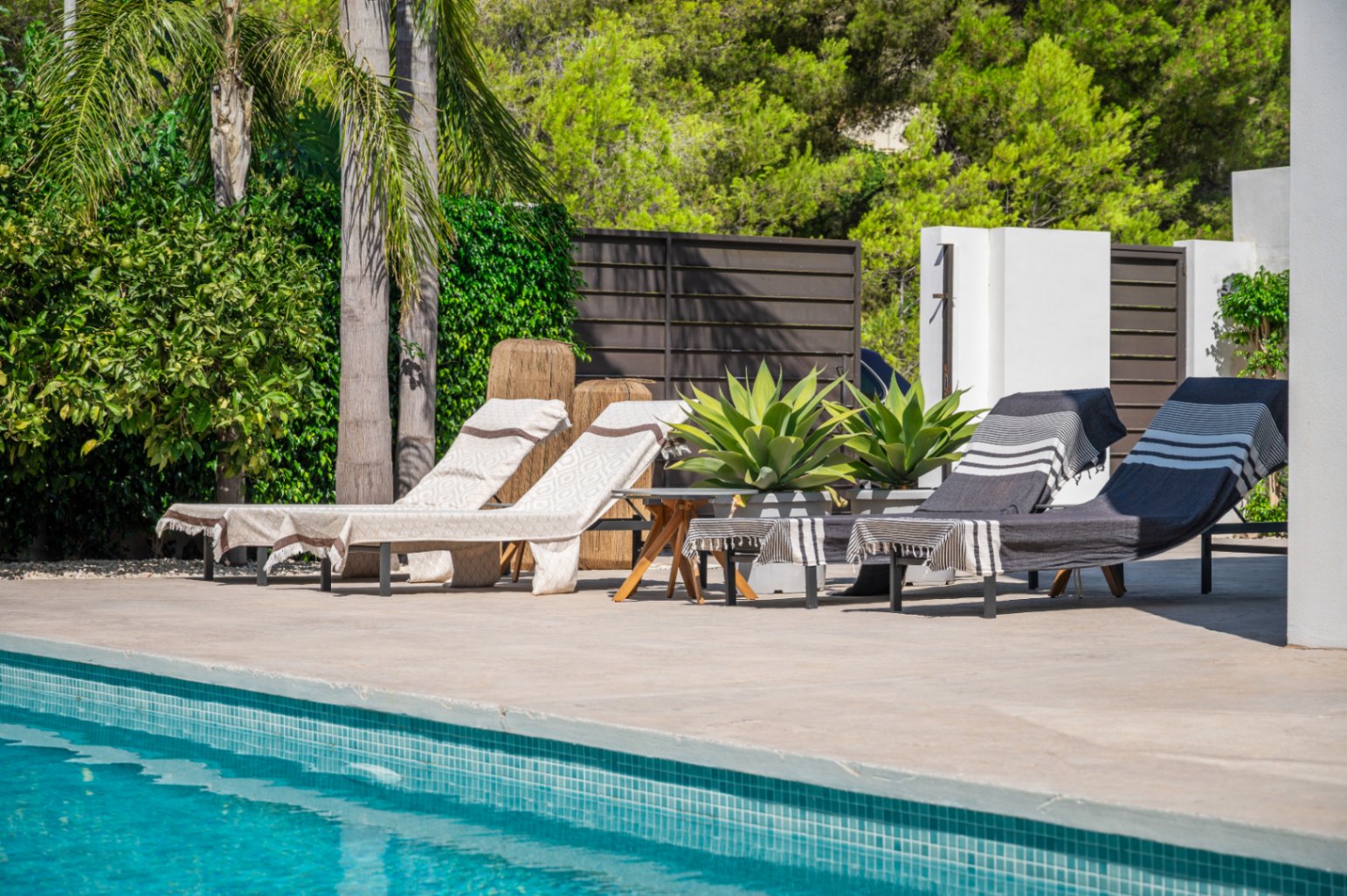 1422DR - Villa avec vue sur la mer, cinq chambres et un emplacement calme à Polop.