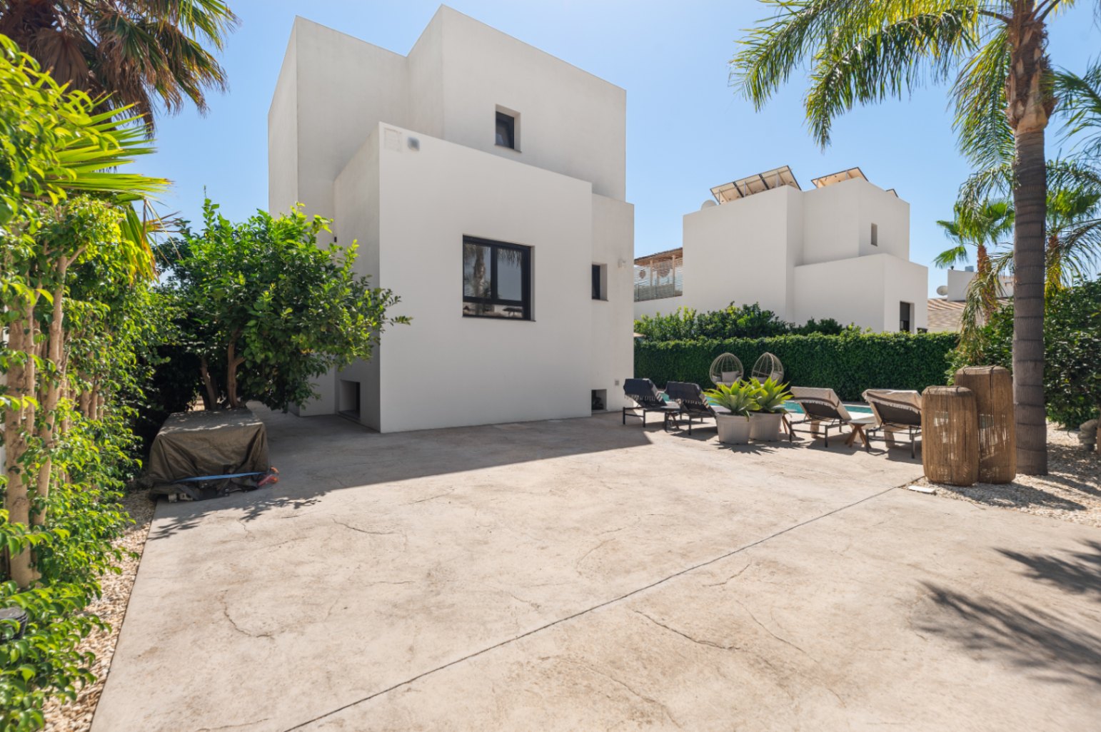 1422DR - Villa avec vue sur la mer, cinq chambres et un emplacement calme à Polop.