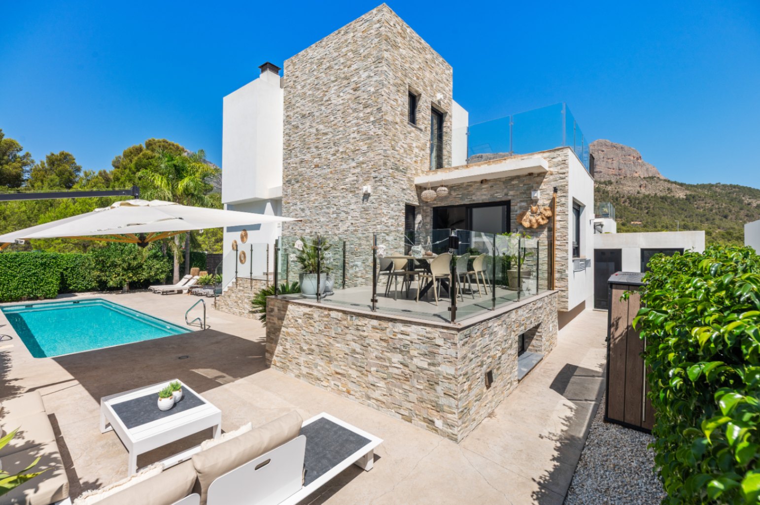 1422DR - Villa avec vue sur la mer, cinq chambres et un emplacement calme à Polop.
