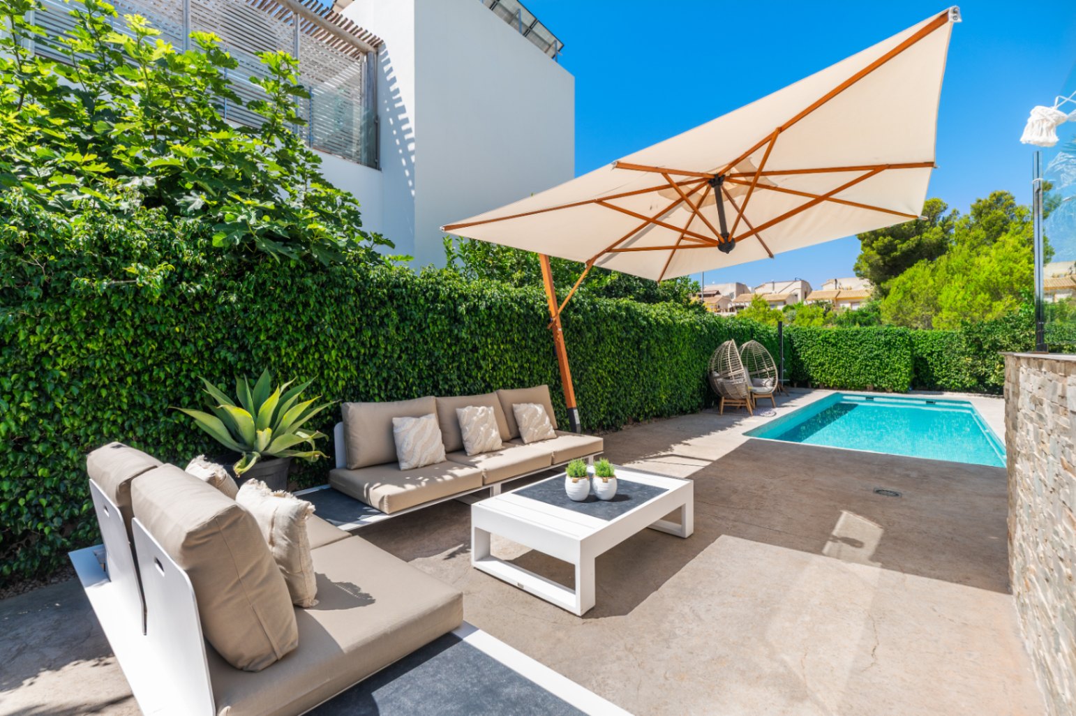 1422DR - Villa avec vue sur la mer, cinq chambres et un emplacement calme à Polop.