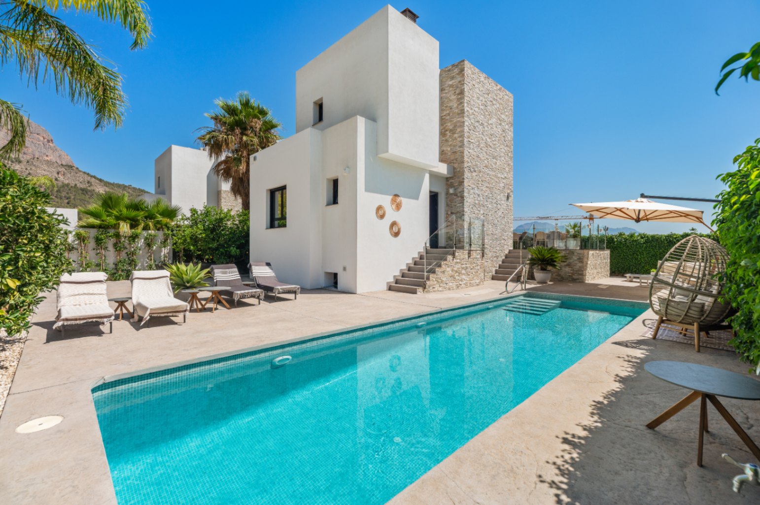 1422DR - Villa avec vue sur la mer, cinq chambres et un emplacement calme à Polop.
