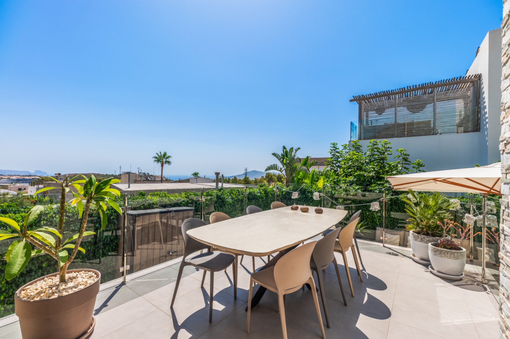 1422DR - Villa avec vue sur la mer, cinq chambres et un emplacement calme à Polop.