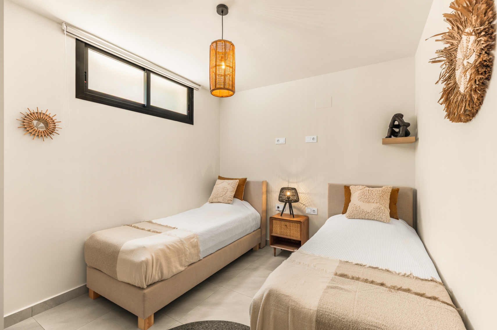 1422DR - Villa avec vue sur la mer, cinq chambres et un emplacement calme à Polop.