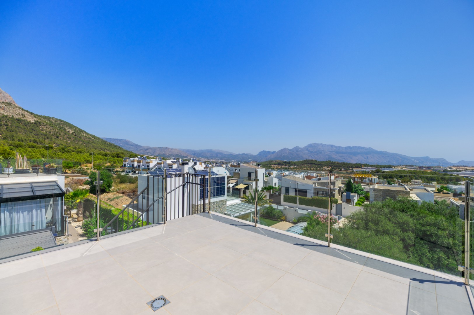 1422DR - Villa avec vue sur la mer, cinq chambres et un emplacement calme à Polop.