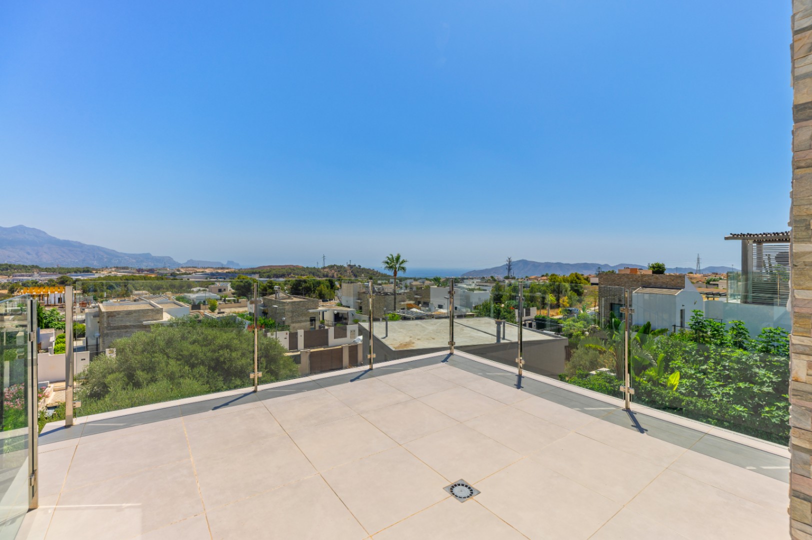 1422DR - Villa avec vue sur la mer, cinq chambres et un emplacement calme à Polop.