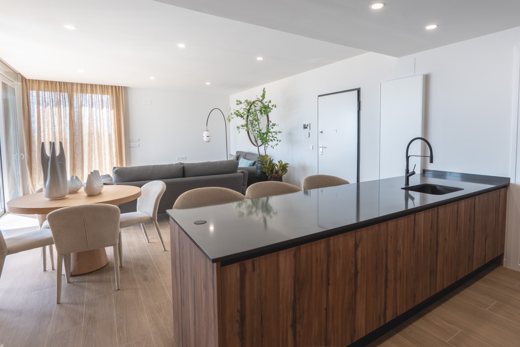 Modern villa with three bedrooms and additional living space in Polop