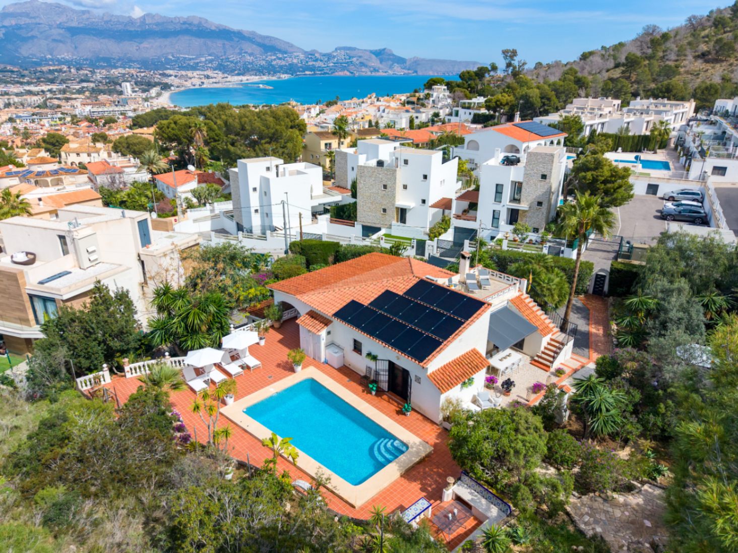 1439NS - Villa de una planta con apartamento de invitados y piscina privada en una zona tranquila de Albir, a poca distancia del centro del pueblo.