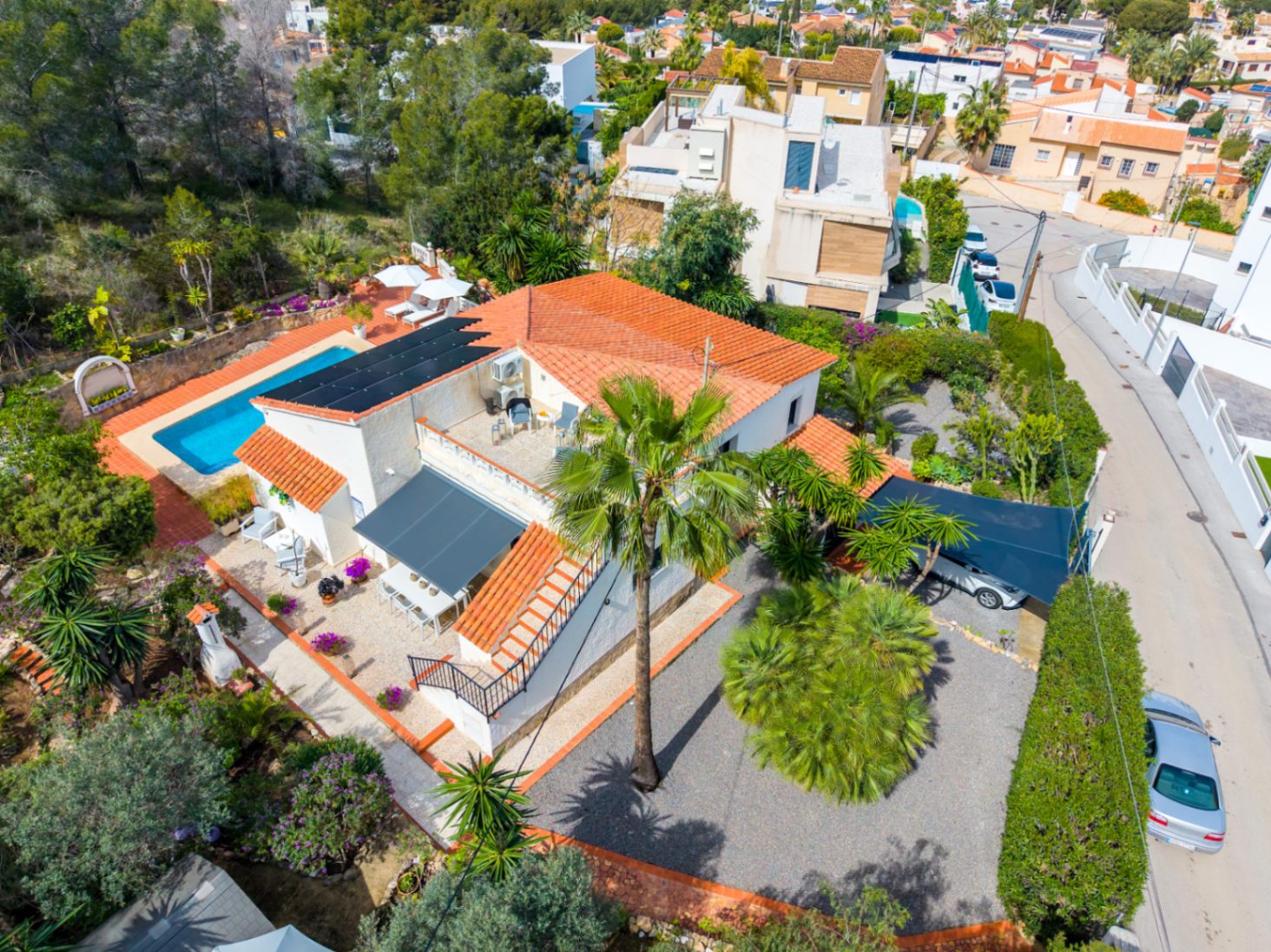 1439NS - Villa de una planta con apartamento de invitados y piscina privada en una zona tranquila de Albir, a poca distancia del centro del pueblo.