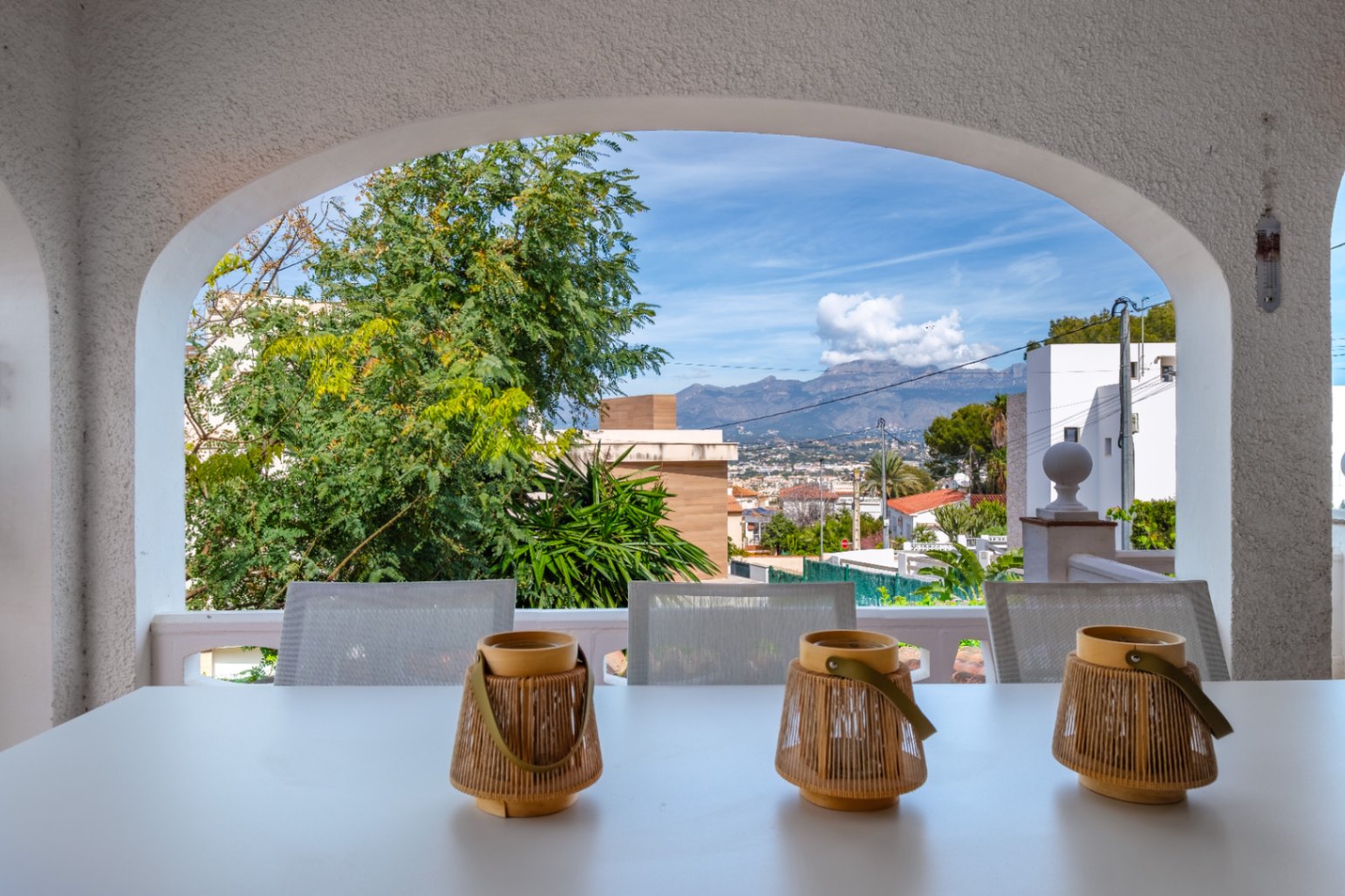1439NS - Villa de una planta con apartamento de invitados y piscina privada en una zona tranquila de Albir, a poca distancia del centro del pueblo.