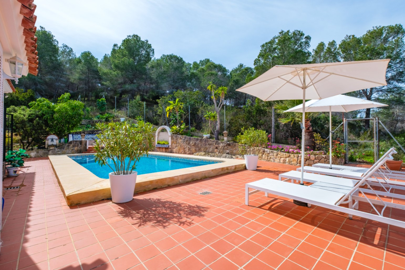 1439NS - Villa de una planta con apartamento de invitados y piscina privada en una zona tranquila de Albir, a poca distancia del centro del pueblo.