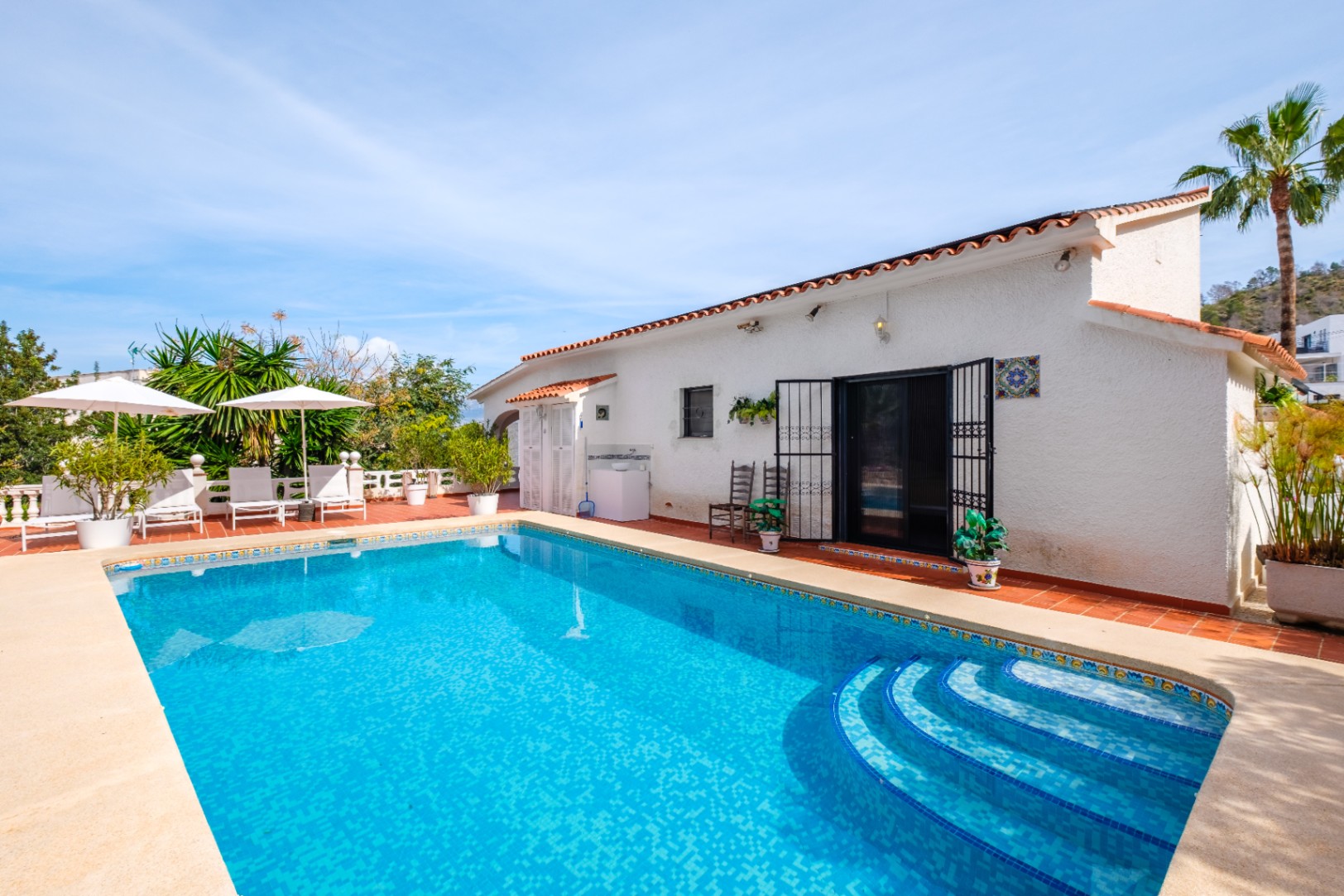 1439NS - Villa de una planta con apartamento de invitados y piscina privada en una zona tranquila de Albir, a poca distancia del centro del pueblo.