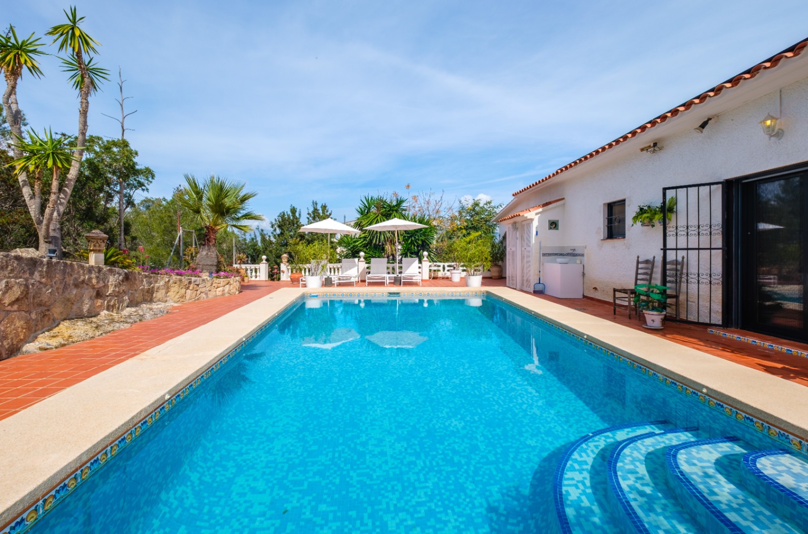 1439NS - Villa de una planta con apartamento de invitados y piscina privada en una zona tranquila de Albir, a poca distancia del centro del pueblo.