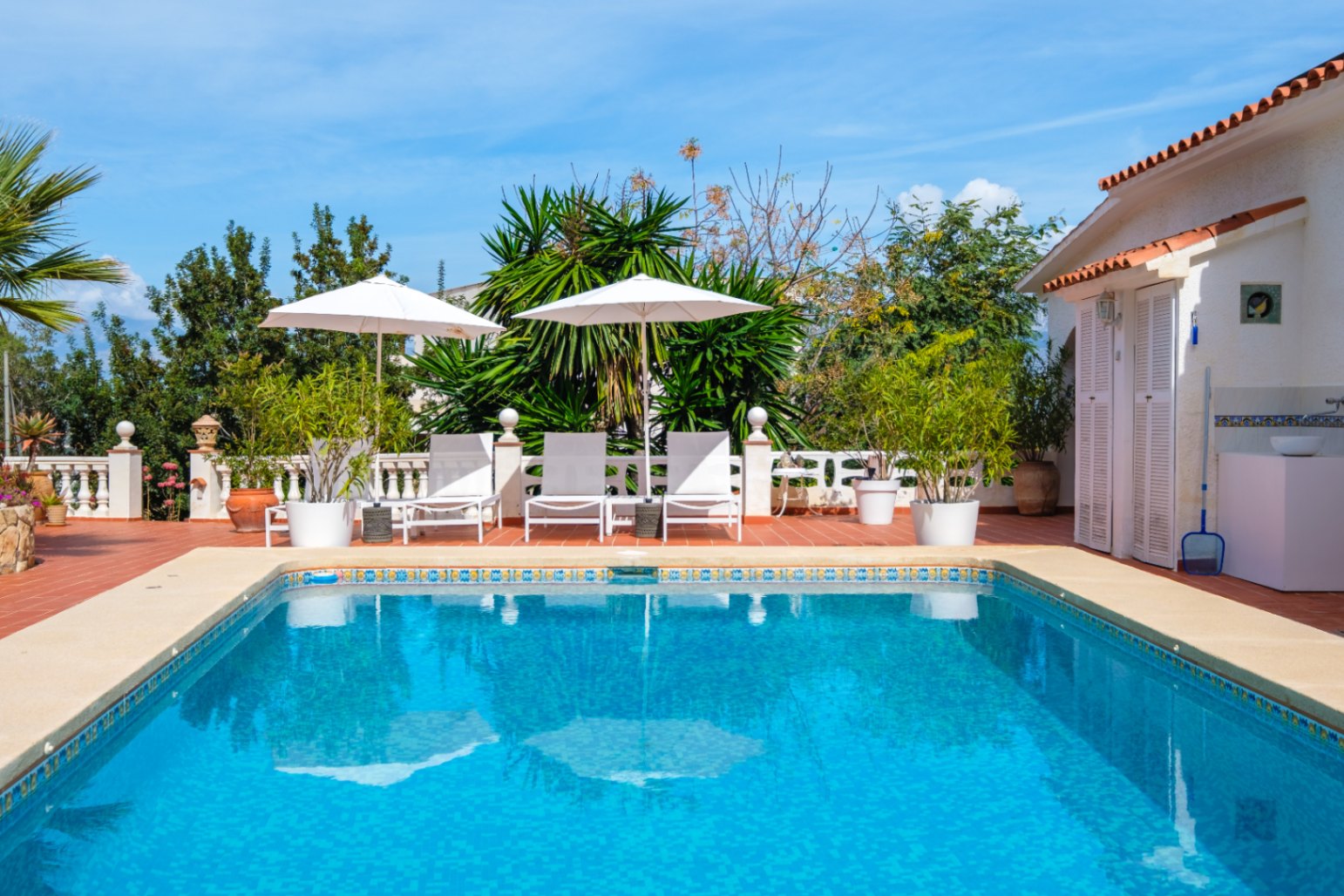 1439NS - Villa de una planta con apartamento de invitados y piscina privada en una zona tranquila de Albir, a poca distancia del centro del pueblo.