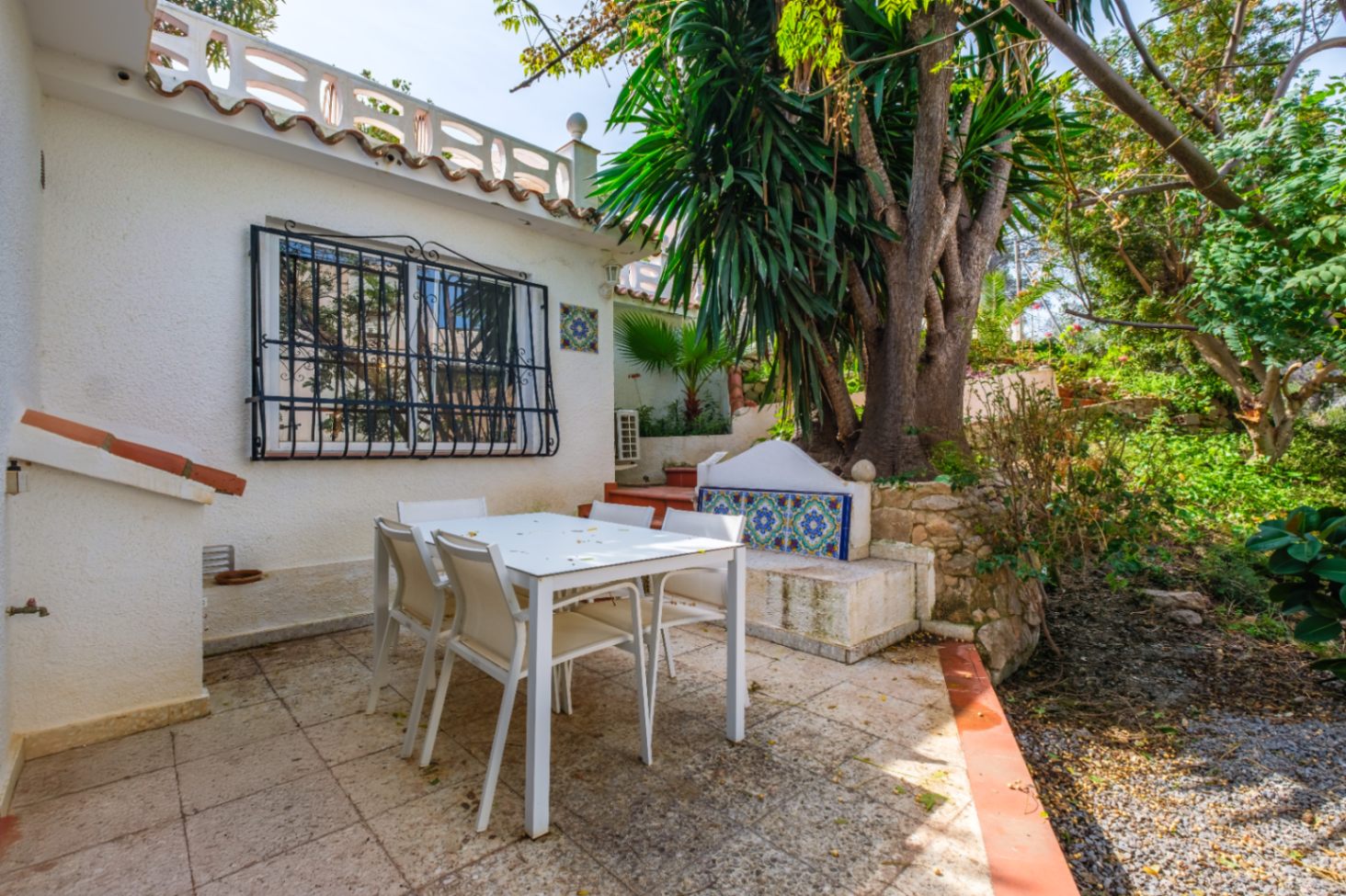 1439NS - Villa de una planta con apartamento de invitados y piscina privada en una zona tranquila de Albir, a poca distancia del centro del pueblo.