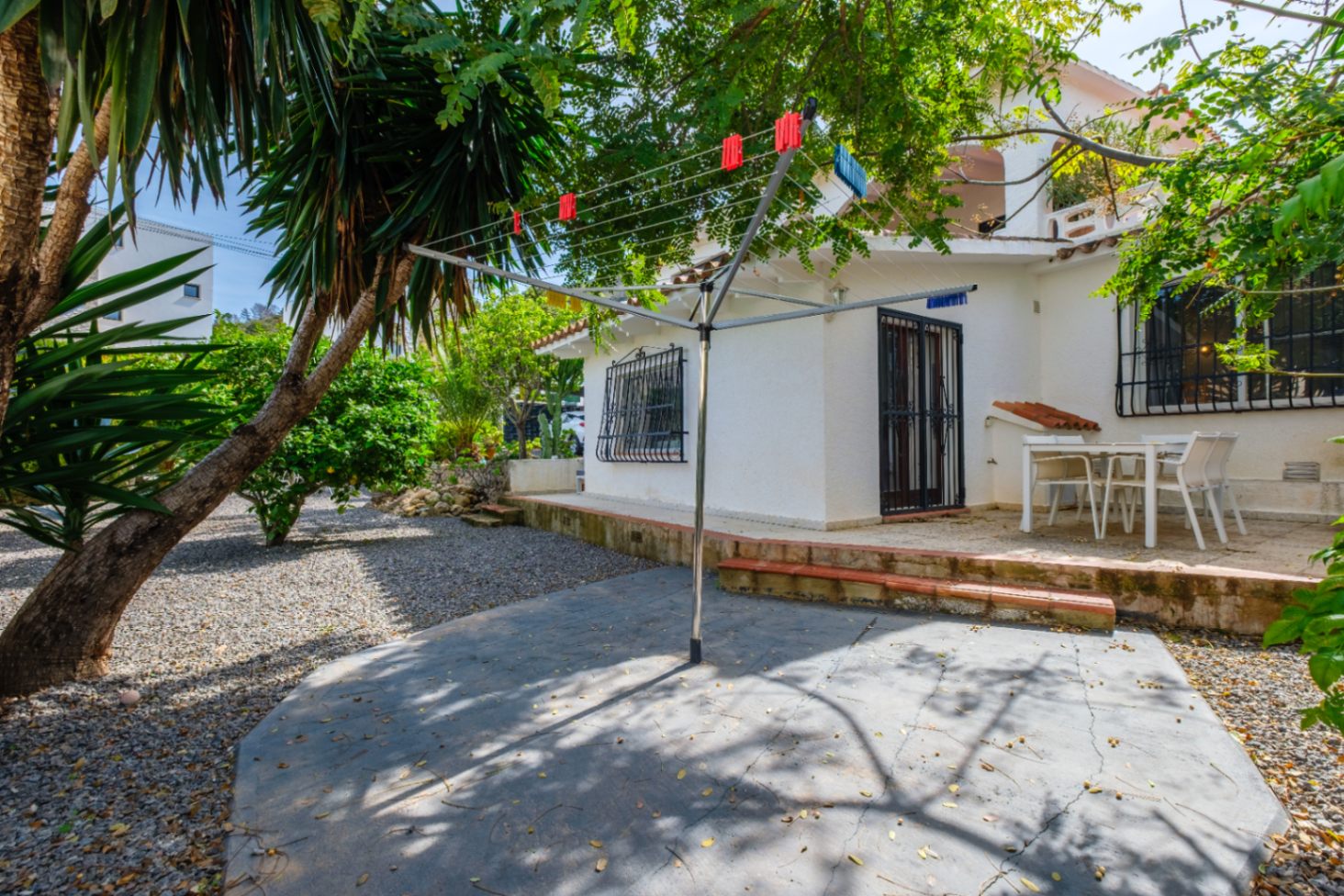 1439NS - Villa de una planta con apartamento de invitados y piscina privada en una zona tranquila de Albir, a poca distancia del centro del pueblo.