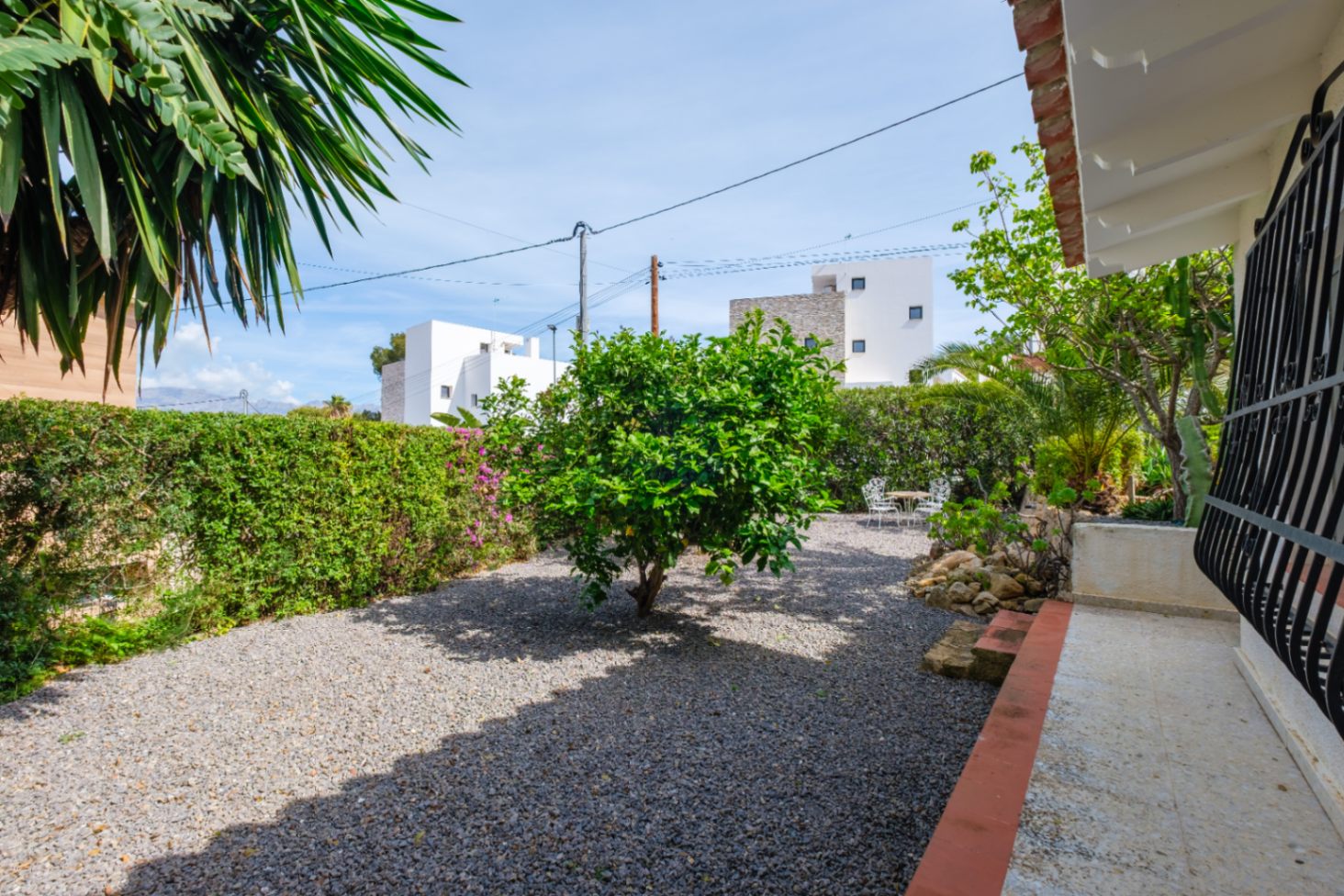 1439NS - Villa de una planta con apartamento de invitados y piscina privada en una zona tranquila de Albir, a poca distancia del centro del pueblo.