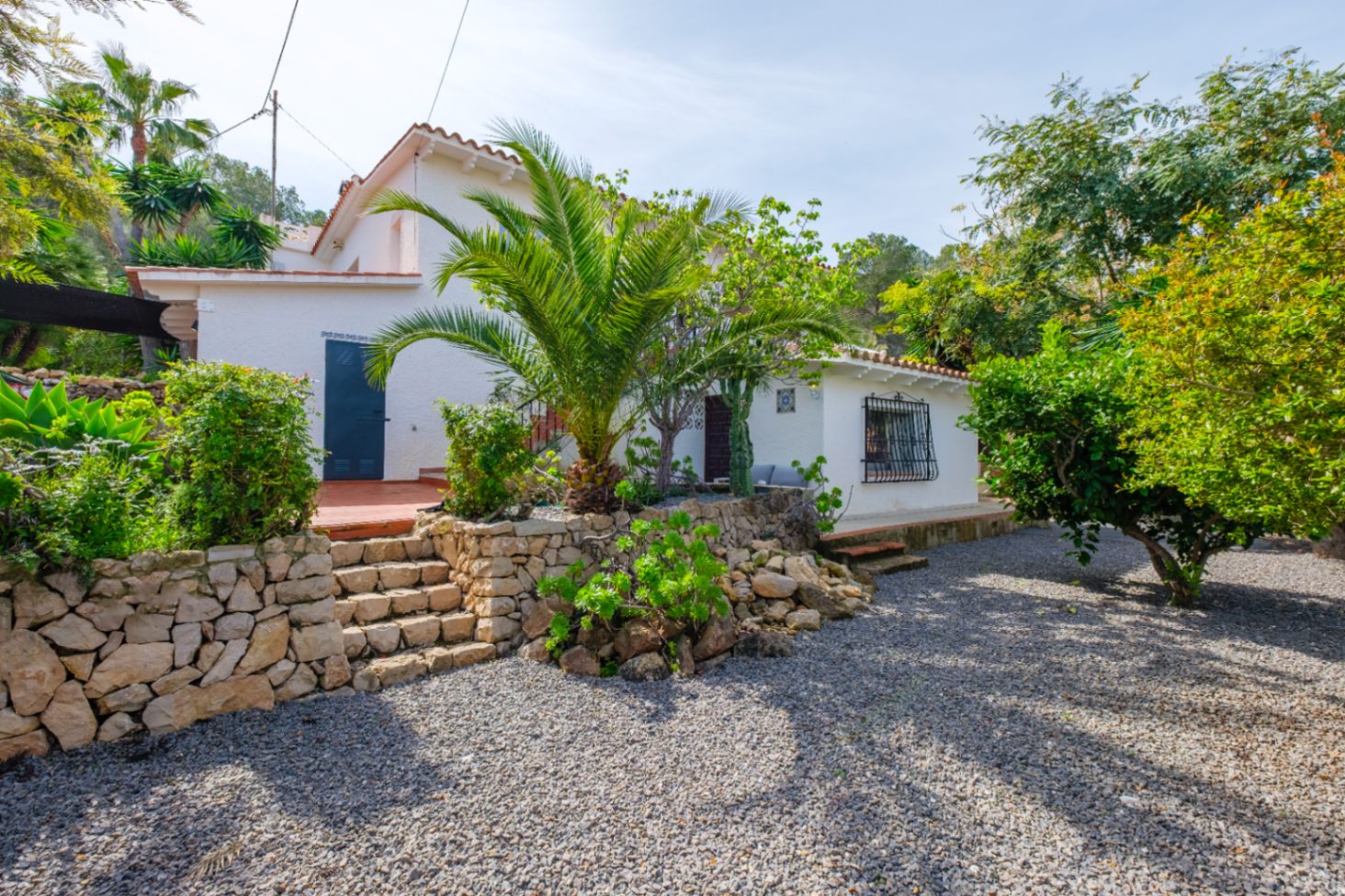 1439NS - Villa de una planta con apartamento de invitados y piscina privada en una zona tranquila de Albir, a poca distancia del centro del pueblo.