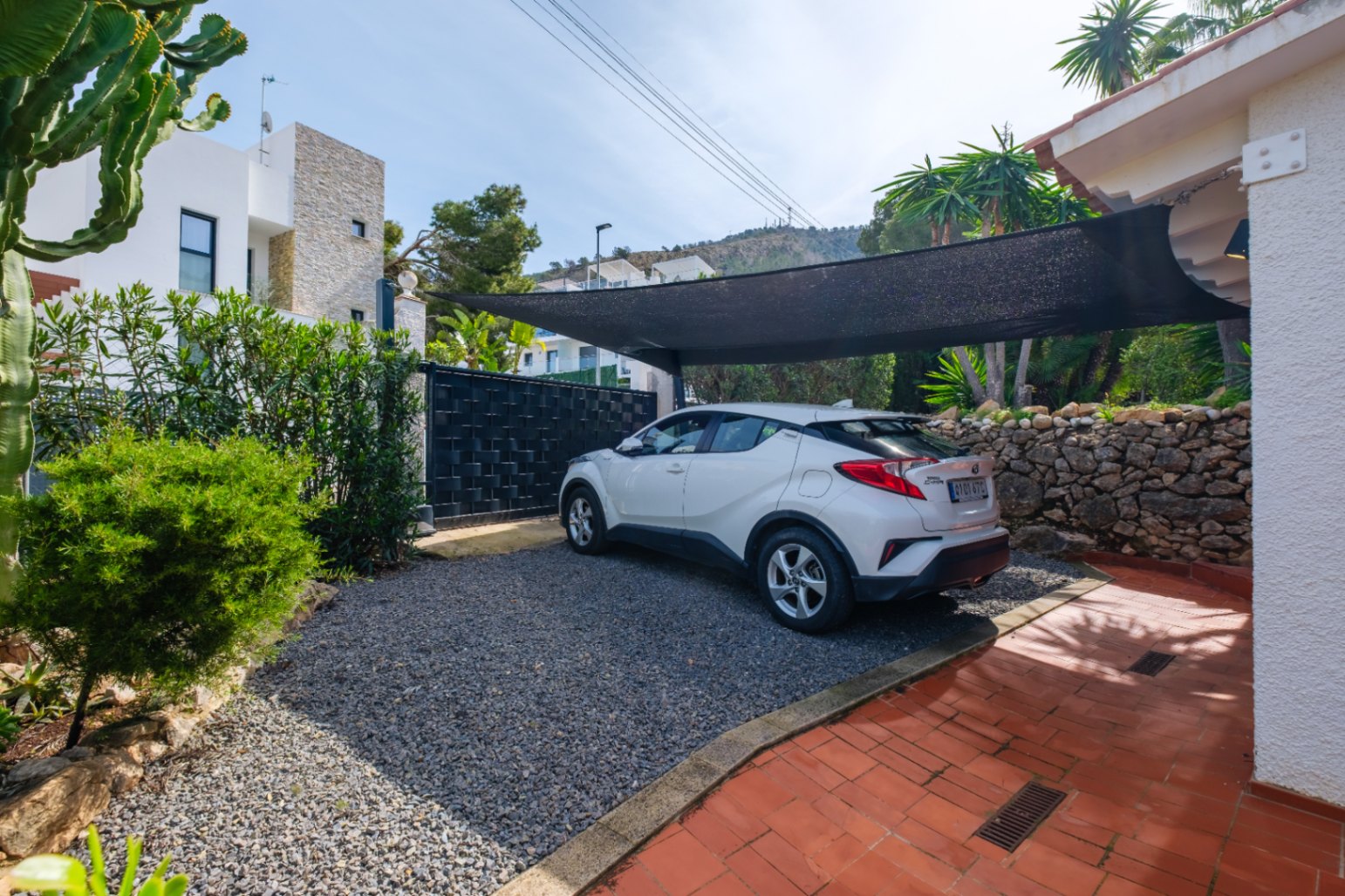 1439NS - Villa de una planta con apartamento de invitados y piscina privada en una zona tranquila de Albir, a poca distancia del centro del pueblo.