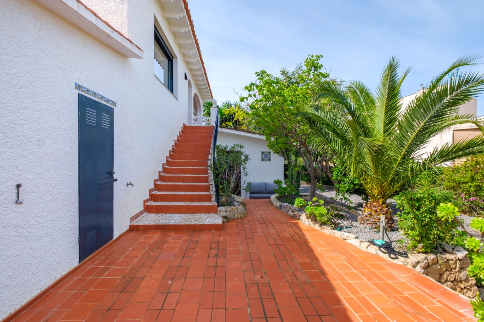 1439NS - Villa de una planta con apartamento de invitados y piscina privada en una zona tranquila de Albir, a poca distancia del centro del pueblo.