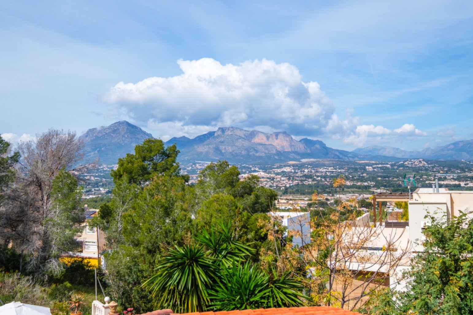 1439NS - Villa de una planta con apartamento de invitados y piscina privada en una zona tranquila de Albir, a poca distancia del centro del pueblo.